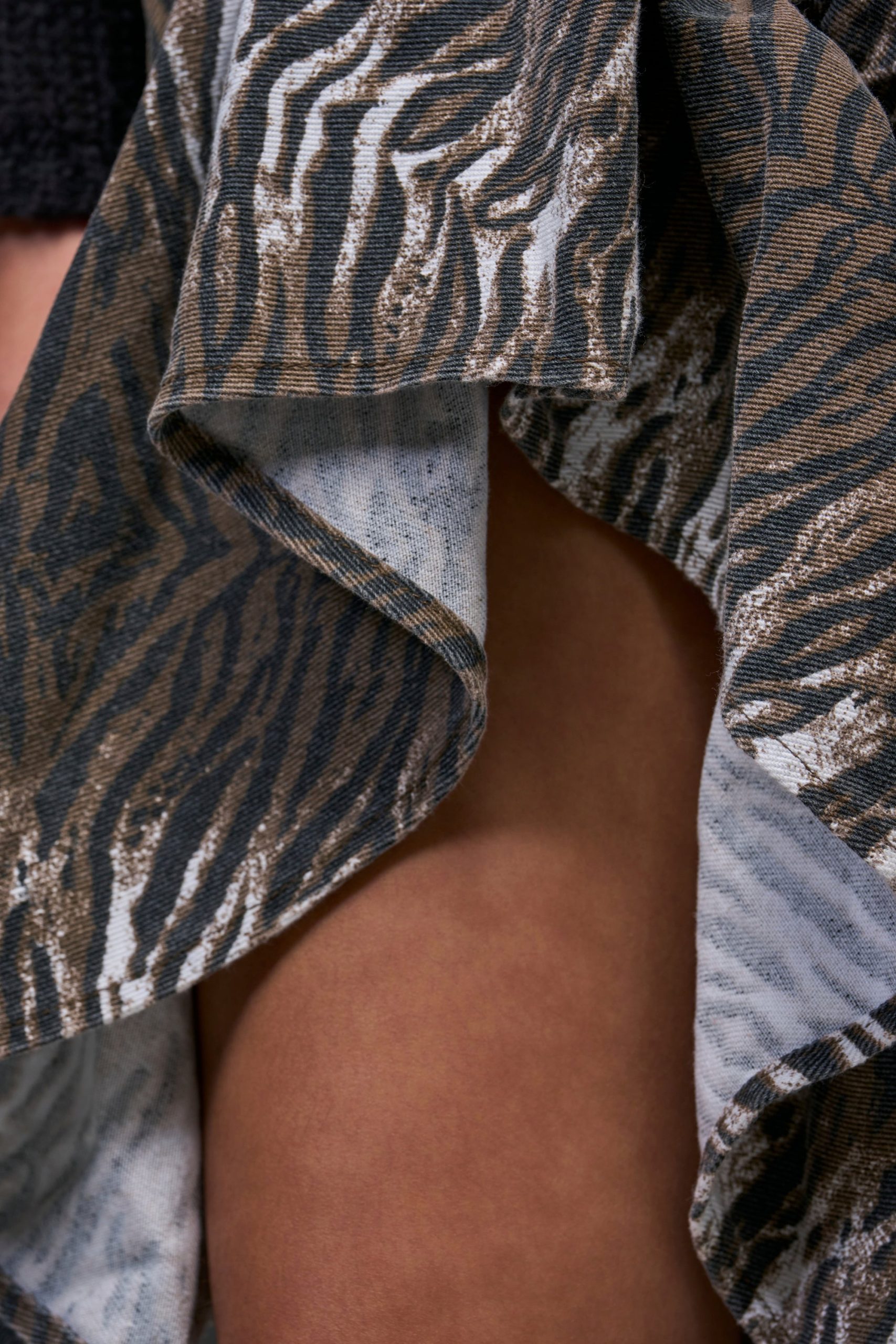 ALL OVER THE PLACE RUCHED MIDI SKIRT - Image 4