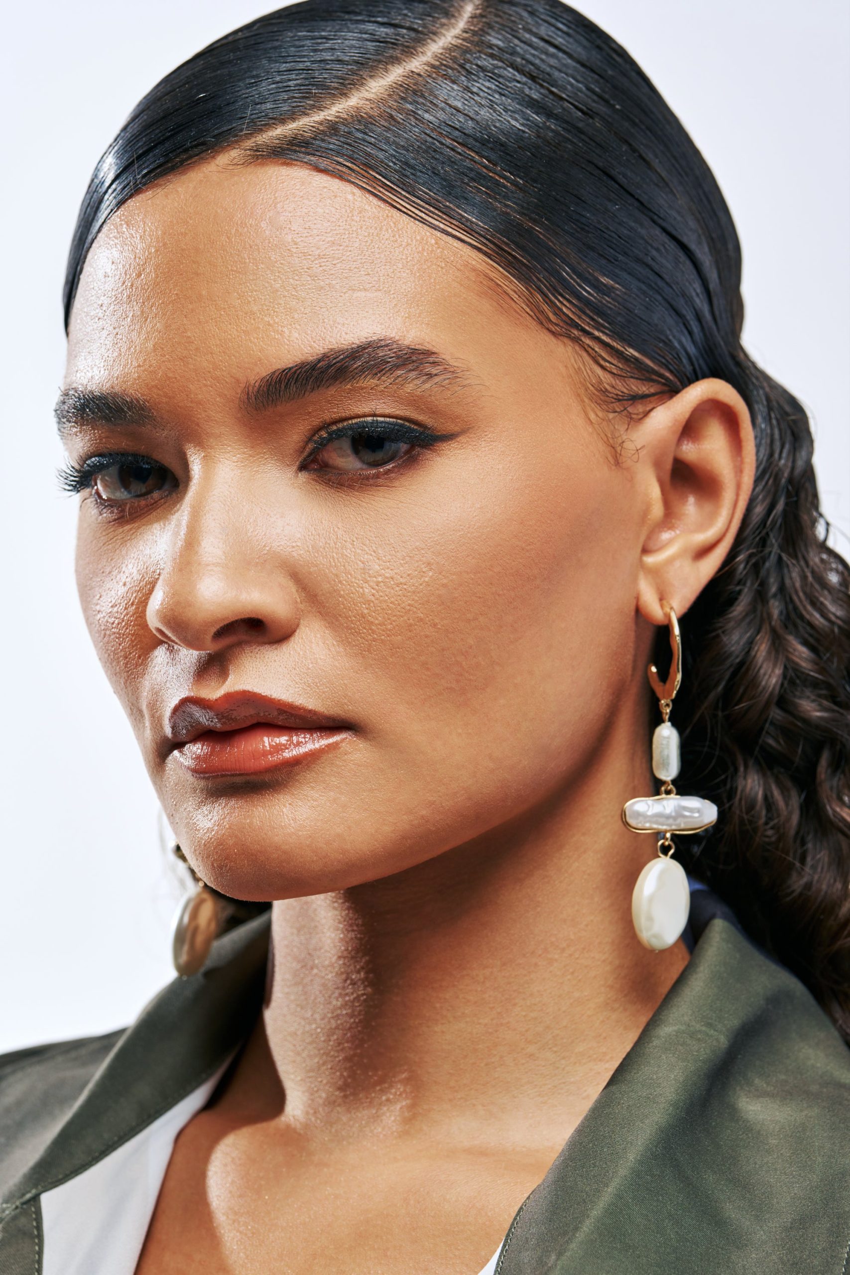 TRIPLE LAYER PEARL EARRINGS - Image 2